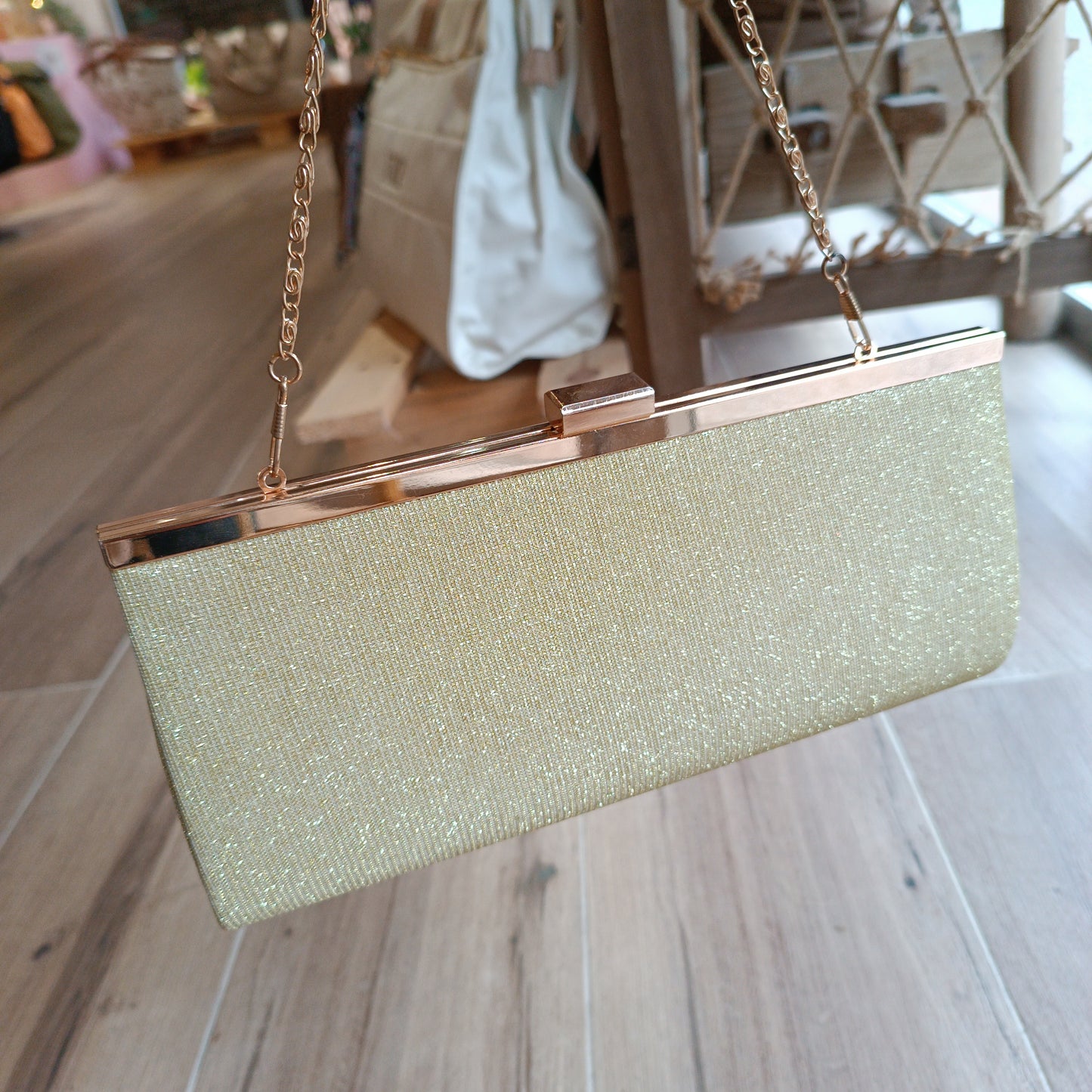 Cartera brillo dorado