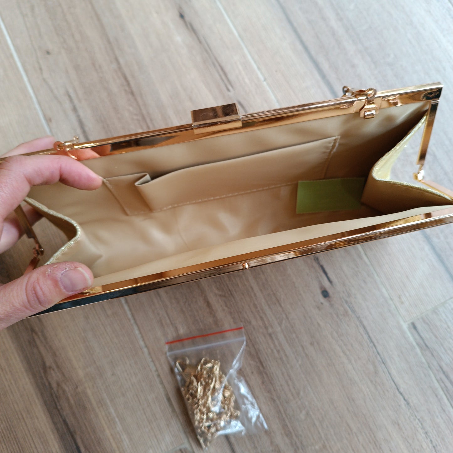 Cartera brillo dorado