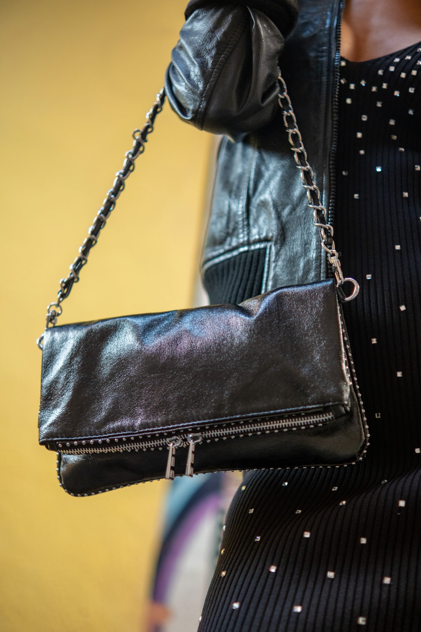 Bolso TOKIO Bandolera Negra con remaches, asa corta y larga