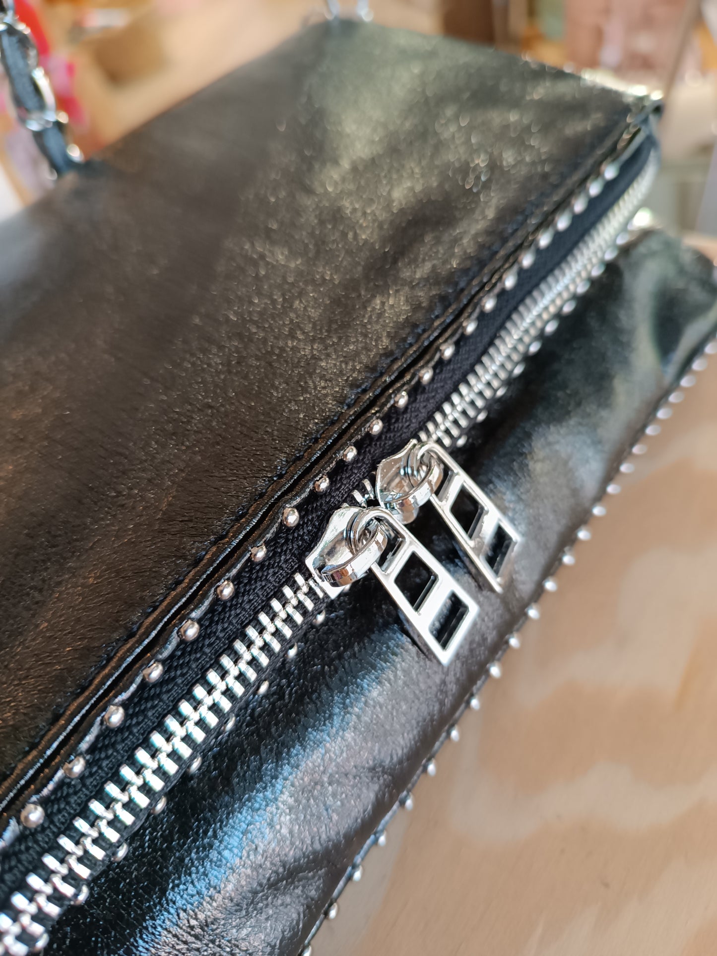 Bolso TOKIO Bandolera Negra con remaches, asa corta y larga