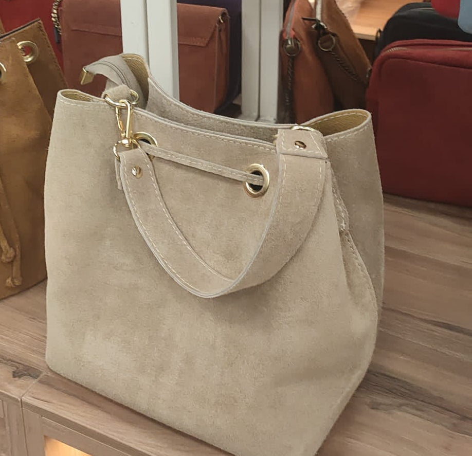 Bolso JUDAS Piel Ante color Taupe, asa mano y asa larga Personalizable